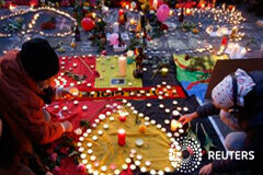 Atentados en aeropuerto y metro de Bruselas causan al menos 30 muertos Gente reunida alrededor de un memorial tras los ataques en Bruselas, Bélgica, el 22 de marzo de 2016