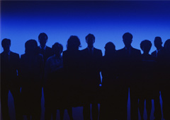 Gente reunida con un fondo azul