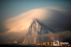 La Unión Europea irrita a Reino Unido llamando «colonia» a Gibraltar En la imagen de archivo, una nube sobre el Peñón de Gibraltar