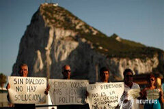 Cameron y Rajoy tratan de limar asperezas por Gibraltar Manifestantes delante del peñón de Gibraltar