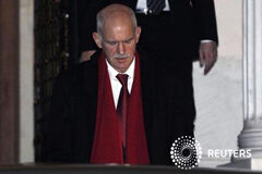 El ministro griego va a Bruselas con un acuerdo incompleto El líder socialista griego Giorgios Papandreu abandona la oficina del primer ministro griego tras una reunión en Atenas, el 9 de febrero de 2012.