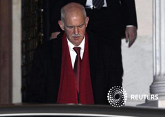 El líder socialista griego Giorgios Papandreu abandona la oficina del primer ministro griego tras una reunión en Atenas, el 9 de febrero de 2012.