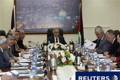El Gobierno palestino presenta su dimisión El primer ministro palestino Salam Fayad (C) preside una reunión del gabinete en la ciudad cisjordana de Ramala, el 14 de febrero de 2011.
