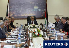 El primer ministro palestino Salam Fayad (C) preside una reunión del gabinete en la ciudad cisjordana de Ramala, el 14 de febrero de 2011.
