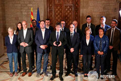 Gobierno catalán celebra reunión extraordinaria para valorar 1-O El presidente de Cataluña, Carles Puigdemont (c) acompañado por los miembros de su gobierno al ofrecer una declaración en el Palau de la Generalitat en Barcelona el 1 de octubre de 2017