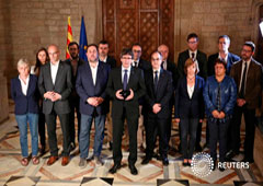 El presidente de Cataluña, Carles Puigdemont (c) acompañado por los miembros de su gobierno al ofrecer una declaración en el Palau de la Generalitat en Barcelona el 1 de octubre de 2017