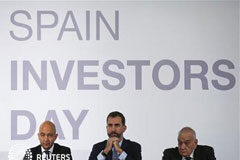 El Gobierno estima que el PIB cayó en torno a un 1,3% en 2012 En la imagen, el secretario de estado de Economía, Jaime García-Legaz (I), junto al príncipe Felipe (C), y el ex presidente de la bolsa Blas Calzada el 15 de enero de 2013 en el Spain Investors Day en Madrid