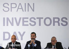 En la imagen, el secretario de estado de Economía, Jaime García-Legaz (I), junto al príncipe Felipe (C), y el ex presidente de la bolsa Blas Calzada el 15 de enero de 2013 en el Spain Investors Day en Madrid