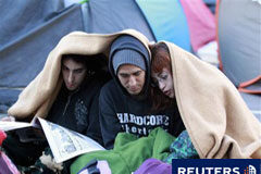 El Gobierno estudiará el veto a las protestas de cara al 22-M Unos jóvenes acampados en la puerta del Sol de Madrid el 20 de mayo.