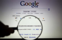 Google se arriesga a la ira de China tras rechazar la censura una persona sitúa una lupa sobre la página de Google en una foto tomada en Shanghái, el 23 de marzo de 2010.