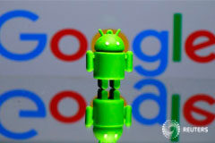 Bruselas impone a Google una multa récord de 4.343 millones por el caso Android La mascota de la empresa Android, Bugdroid, en 3D frente al logo de Google en esta ilustración tomada el 9 de julio de 2017