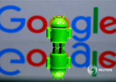 La mascota de la empresa Android, Bugdroid, en 3D frente al logo de Google en esta ilustración tomada el 9 de julio de 2017