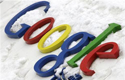Google dice estar hablando con China, entre indicios de retirada el logo de Google frente a la sede de la compañía en Pekín el 15 de marzo de 2010.