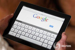 La justicia de la UE dice que Google no tiene que borrar contenido Una tableta con el buscador de Google en Burdeos, Francia, el 4 de febrero de 2013