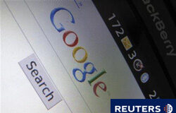 El ciberataque a Google afectó al sistema de claves, según NYT una página de Google en un teléfono Blackberry en California, el 13 de abril de 2010.