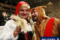 El Gordo de la Lotería de Navidad, al número 79.250 Dos hombres disfrazados de Caperucita y el Lobo en el salón de Loterías en Madrid el 22 de diciembre de 2010.