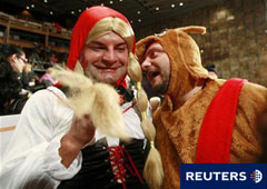 Dos hombres disfrazados de Caperucita y el Lobo en el salón de Loterías en Madrid el 22 de diciembre de 2010.