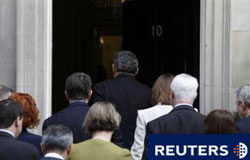 Gordon Brown convoca las elecciones británicas para el 6 de mayo Gordon Brown y los miembros de su gabinete entran en Downing Street el 6 de abril de 2010.
