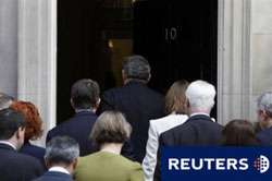 Gordon Brown y los miembros de su gabinete entran en Downing Street el 6 de abril de 2010.