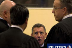 El tribunal de La Haya condena a 24 años al general Gotovina Gotovina habla con su equipo de defensa en el TPIY en La Haya, el 15 de abril de 2011.