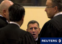 Gotovina habla con su equipo de defensa en el TPIY en La Haya, el 15 de abril de 2011.