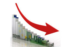 Diciembre, último mes para reducir la factura fiscal Un gráfico descendente hecho con billetes de euro