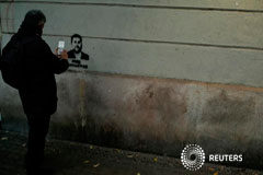 Junqueras niega haber destinado dinero público al referéndum de independencia catalán Un hombre toma una foto de un grafiti de Oriol Junqueras en Barcelona el 21 de diciembre de 2017