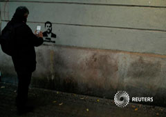 Un hombre toma una foto de un grafiti de Oriol Junqueras en Barcelona el 21 de diciembre de 2017