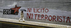 En esta imagen de archivo, un hombre pasa junto a un graffiti a favor de Segi en Bilbao, el 23 de enero de 2007.