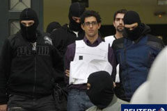 Grecia suspende los envíos aéreos tras los paquetes bomba La policía griega escolta a dos sospechosos en Atenas, el 2 de noviembre de 2010.