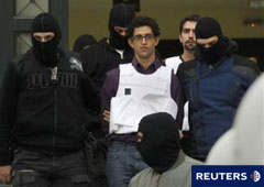 La policía griega escolta a dos sospechosos en Atenas, el 2 de noviembre de 2010.