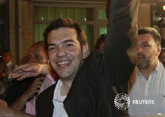 El jefe del partido Coalición de Izquierda de Grecia, Alexis Tsipras, saluda a sus seguidores en el exterior de la sede de su partio en Atenas,
