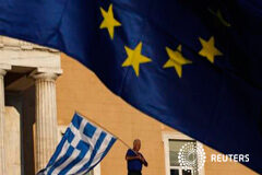 Grecia dice accederán a ampliar el rescate si el acuerdo aborda tema de financiación Un manifestante ondea una bandera griega en la entrada del Parlamento griego durante una manifestaci´n para pedir al Gobierno alcanzar un acuerdo con sus acreedores, el 22 de junio de 2015
