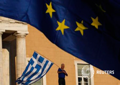 Un manifestante ondea una bandera griega en la entrada del Parlamento griego durante una manifestaci´n para pedir al Gobierno alcanzar un acuerdo con sus acreedores, el 22 de junio de 2015