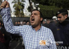 Un funcionario grita consignas contra los despidos el 20 de noviembre de 2012 en Atenas