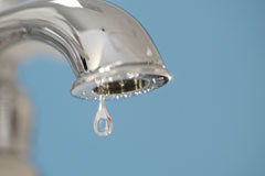 Se cierra el grifo en la profesión Un grifo del que cae una gota de agua.