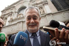 El senador socialista Griñán renuncia a su escaño Griñán en el exterior del Tribunal Supremo en Madrid, 9 de abril de 2015