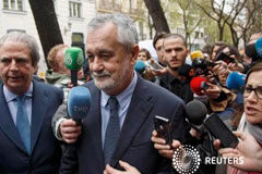 La Fiscalía pide seis años de prisión para Griñán por el caso ERE El expresidente andaluz José Antonio Griñán rodeado de periodistas delante del Tribunal Supremo en Madrid, España, el 9 de abril de 2015