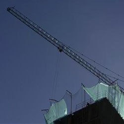un trabajador en lo alto de un edificio en construcción el 19 de nvoiembre de 2008 en Madrid.