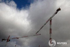 El paro baja en febrero a su mayor ritmo desde 2001 Grúas en un lugar de construcción en Madrid, el 30 de enero de 2015