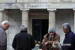 El PIB de la eurozona se contrajo un 0,3% en el cuarto trimestre Un grupo de jubilados se concentra frente al ayuntamiento de Atenas durante una protesta contra las medidas de austeridad, el 14 de febrero de 2012