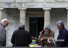 Un grupo de jubilados se concentra frente al ayuntamiento de Atenas durante una protesta contra las medidas de austeridad, el 14 de febrero de 2012