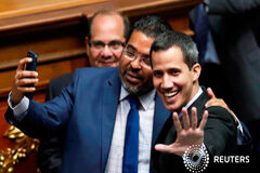 RESUMEN-EEUU advierte a Venezuela de «graves consecuencias» tras medidas contra Guaidó El presidente de la Asamblea Nacional de Venezuela, Juan Guaidó (derecha), saluda durante una sesión parlamentaria en Caracas. 29 de enero 2019