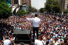 Los venezolanos salen a la calle, pero Maduro se mantiene firme El líder opositor Juan Guaidó encabeza una manfestación contra el gobierno de Nicolás Maduro en Caracas. 1 de mayo de 2019