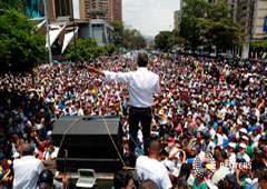 El líder opositor Juan Guaidó encabeza una manfestación contra el gobierno de Nicolás Maduro en Caracas. 1 de mayo de 2019