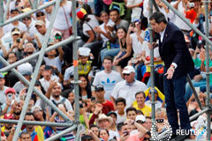 Guaidó regresa a Venezuela y llama a una movilización nacional El líder opositor venezolano Juan Guaidó saluda a partidarios en un acto en Caracas. 4 de marzo de 2019