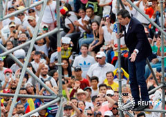 El líder opositor venezolano Juan Guaidó saluda a partidarios en un acto en Caracas. 4 de marzo de 2019