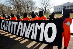 España, dispuesta a acoger a 5 presos de Guantánamo Manifestantes vestidos como los prisioneros de Guantánamo protestan frente a la Casa Blanca, en Washington, el 11 de enero de 2010