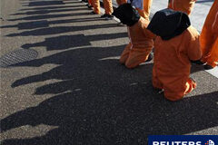 EEUU reanudará los juicios militares en Guantánamo Imagen de una protesta que pide el cierre de la prisión en el exterior de la Casa Blanca en Washington el pasado mes de enero