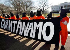 Manifestantes vestidos como los prisioneros de Guantánamo protestan frente a la Casa Blanca, en Washington, el 11 de enero de 2010